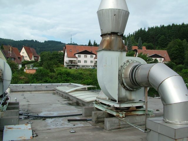 Střešní ventilátor v papírně před odhlučněním